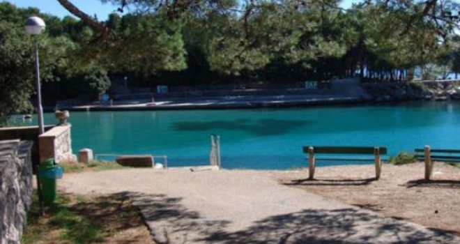 Bludni šef na Jadranu napastvovao maloljetnu konobaricu: 'Pipao sam je, ponijelo me, nije se bunila...'