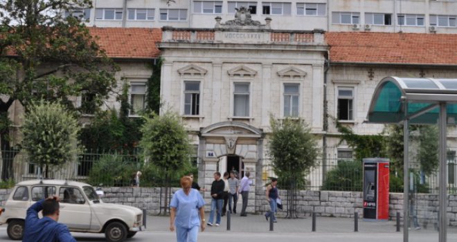 Dvoje, od četvero djece koje otac bacio s prvog sprata teže povrijeđeno