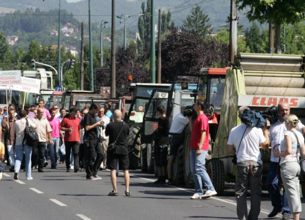 Poljoprivrednici iz FBiH pred zgradom federalne Vlade naslovna