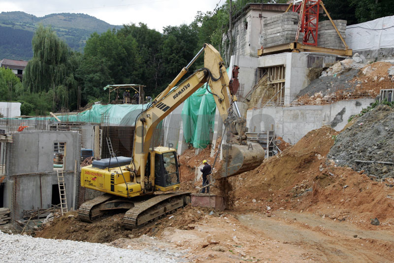 Bespravni graditelj Bedro Hasanović je i danas nastavio sa izvođenjem radova na ovom objektu uprkos svim zabranama. /Foto: DEPO PORTAL Bespravni graditelj Bedro Hasanović je i danas nastavio sa izvođenjem radova na ovom objektu uprkos svim zabranama. /Foto: DEPO PORTAL