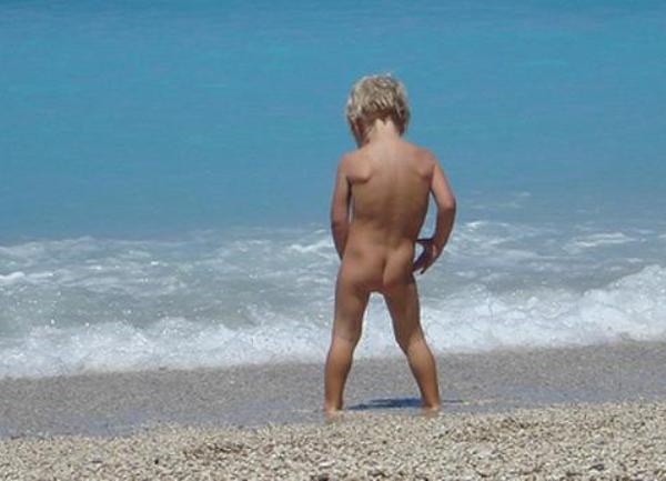 dijete pi&scaron;ki u more