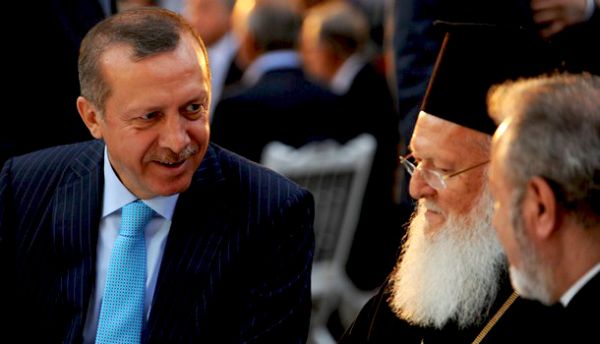 Vaseljenski Patrijarh Vartolomej Prvi u društvu turskog premijera; Foto: Getty Images Vaseljenski Patrijarh Vartolomej Prvi u društvu turskog premijera; Foto: Getty Images