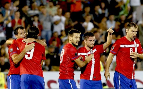 Nogometa&scaron;i Srbije proslavljaju pogodak Zorana To&scaron;ića; foto: Getty Images