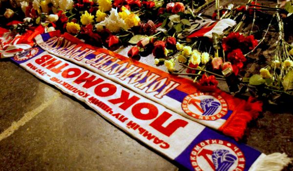 Navijači se od jučer skupljaju pred prostorijama kluba kako bi odali po&scaron;tu stradalima u ovoj velikoj tragediji; foto: AP