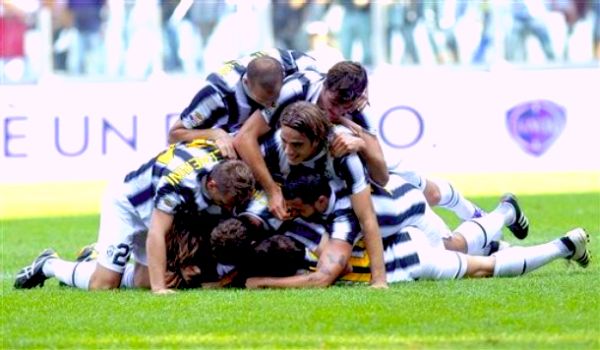 Nogometa&scaron;i Juventusa proslavljaju prvi pogodak; foto: AP