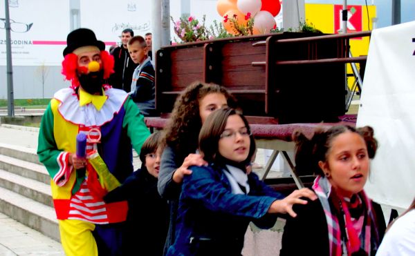 Sinoć na paljanskoj promenadi održano pretfestivalsko veče i otvaranje festivala, koji je nakon ovih događaja otkazan; foto: SRNA Sinoć na paljanskoj promenadi održano pretfestivalsko veče i otvaranje festivala, koji je nakon ovih događaja otkazan; foto: SRNA