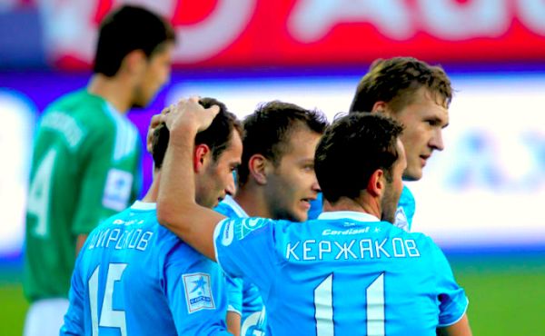 Nogometa&scaron;i Zenita proslavljaju gol Kerzhakova; foto: Fc-zenit.ru