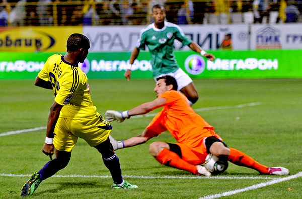 Samuel Eto'o i Soslan Dzhanaev; foto: Fc-anji.ru Samuel Eto'o i Soslan Dzhanaev; foto: Fc-anji.ru