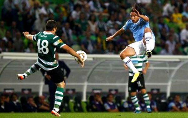 Emiliano Insua u duelu s Alvarom Gonzalezom; foto: AP Emiliano Insua u duelu s Alvarom Gonzalezom; foto: AP