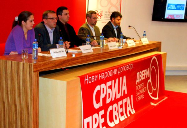 Predstavnik Dveri Boško Obradović ocijenio je da je nasilje to što se Parada ponosa organizuje uprkos protivljenju većine građana Srbije i tradicionalnih vjerskih zajednica; foto: Uns.org.rs Predstavnik Dveri Boško Obradović ocijenio je da je nasilje to što se Parada ponosa organizuje uprkos protivljenju većine građana Srbije i tradicionalnih vjerskih zajednica; foto: Uns.org.rs