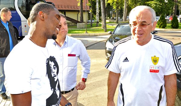 Gadzhi Gadzhiev i Samuel Eto'o; foto: Fc-anji.ru Gadzhi Gadzhiev i Samuel Eto'o; foto: Fc-anji.ru