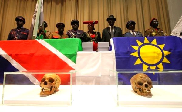 U Berlinu boravi delagacija od 55 Namibijaca kojoj su na svečanoj ceremoniji uručeni ostaci lobanja; foto: Getty Images U Berlinu boravi delagacija od 55 Namibijaca kojoj su na svečanoj ceremoniji uručeni ostaci lobanja; foto: Getty Images
