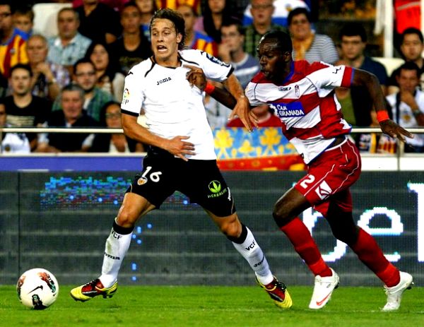 Sergio Canales i Allan Nyom; foto: Reuters Sergio Canales i Allan Nyom; foto: Reuters