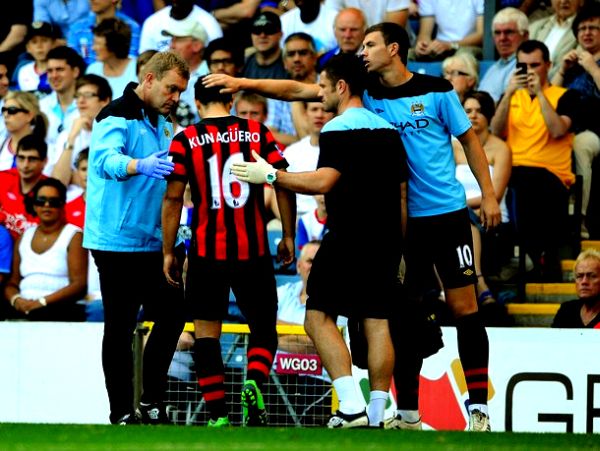 Ozlijeđeni Kun Aguero napu&scaron;ta teren u Blackburnu; foto: Getty Images