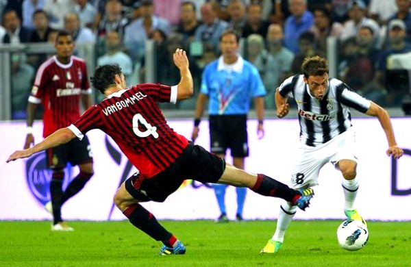 Dvostruki strijelac Claudio Marchisio u duelu s Markom van Bommelom; foto: Getty Images Dvostruki strijelac Claudio Marchisio u duelu s Markom van Bommelom; foto: Getty Images
