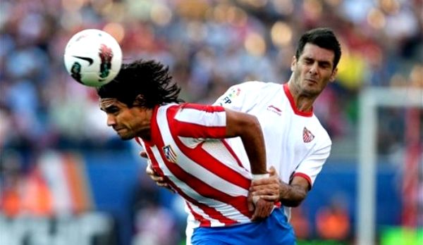 Emir Spahić i Radamel Falcao; foto: AP Emir Spahić i Radamel Falcao; foto: AP
