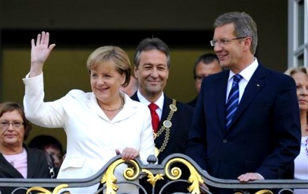 Angela Merkel, Juergen Nimptsch (u sredini) i Christian Wullf; foto: AP Angela Merkel, Juergen Nimptsch (u sredini) i Christian Wullf; foto: AP