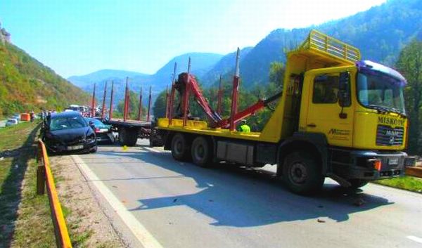 U nezgodi su učestvovala tri putnička i teretno vozilo; foto: Dnevniavaz.ba U nezgodi su učestvovala tri putnička i teretno vozilo; foto: Dnevniavaz.ba