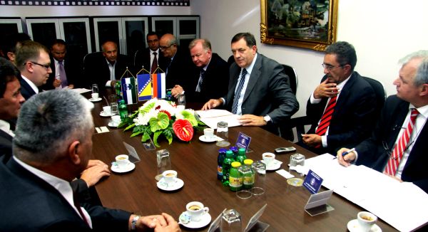 U delegaciji iz RS su i potpredsjednik Srpske Enes Suljkanović, potpredsjednik Vlade Anton Kasipović i ministar industrije, energetike i rudarstva Željko Kovačević; foto: SRNA U delegaciji iz RS su i potpredsjednik Srpske Enes Suljkanović, potpredsjednik Vlade Anton Kasipović i ministar industrije, energetike i rudarstva Željko Kovačević; foto: SRNA