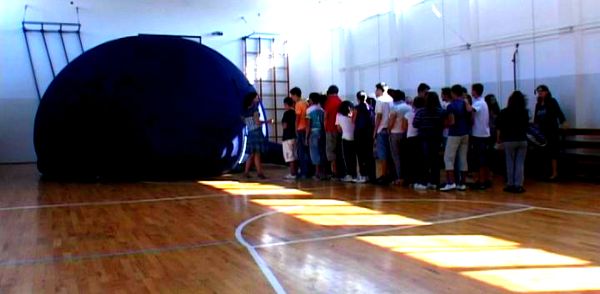 Trebinjsko Astronomsko društvo prošle godine dobilo je dva teleskopa od Ambasade Rusije; foto: SRNA Trebinjsko Astronomsko društvo prošle godine dobilo je dva teleskopa od Ambasade Rusije; foto: SRNA