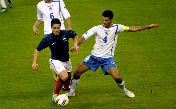 Emir Spahić i Samir Nasri; foto: Panoramic Emir Spahić i Samir Nasri; foto: Panoramic