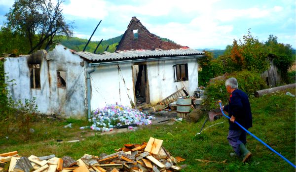 Zgarište kuće stradalog Milutina Sredojevića; foto: SRNA Zgarište kuće stradalog Milutina Sredojevića; foto: SRNA