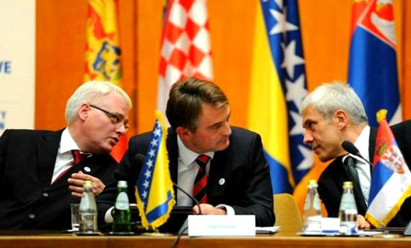 S lijeva nadesno: Ivo Josipović, Željko Komšić i Boris Tadić; foto: TANJUG S lijeva nadesno: Ivo Josipović, Željko Komšić i Boris Tadić; foto: TANJUG