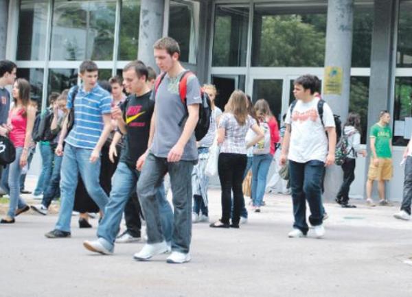 djeca ispred skole djeca ispred skole