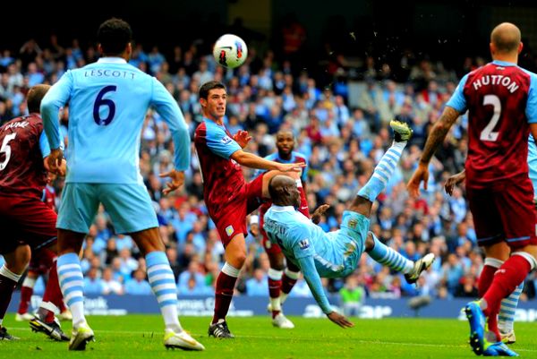 Mario Balotelli škaricama pogađa za vodstvo Cityja; foto: Getty Images Mario Balotelli škaricama pogađa za vodstvo Cityja; foto: Getty Images