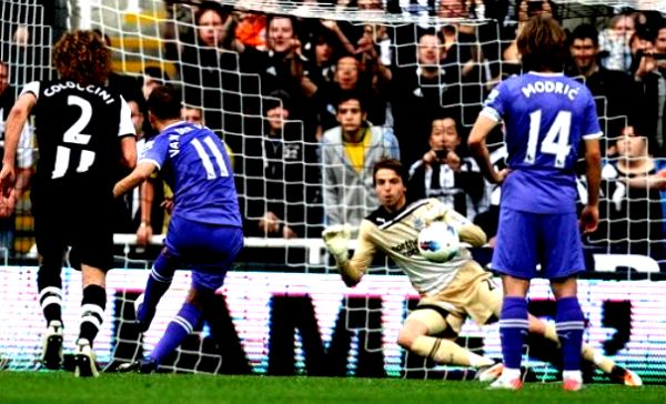 Rafael van Der Vaart izvodi kazneni udarac; foto: AP Rafael van Der Vaart izvodi kazneni udarac; foto: AP