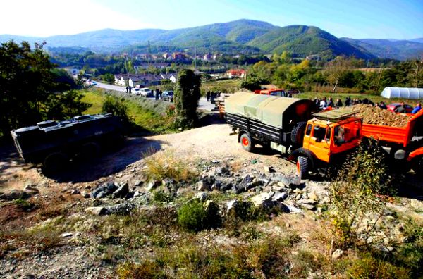 Barikade u Jagnjenici, nadomak Zubinog potoka; foto: Reuters Barikade u Jagnjenici, nadomak Zubinog potoka; foto: Reuters