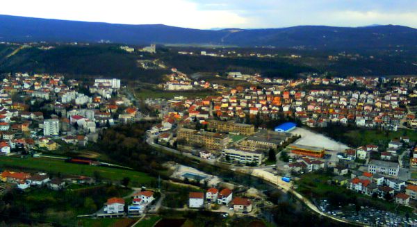 Policija trenutačno pretražuje sve škole na području Širokog Brijega; ilustracija: Wikipedia.org Policija trenutačno pretražuje sve škole na području Širokog Brijega; ilustracija: Wikipedia.org