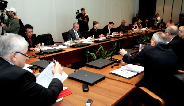 Privremena zajednička komisija oba doma Parlamentarne skupštine BiH za provođenje presude Evropskog suda za ljudska prava u predmetu Sejdić i Finci protiv BiH; foto: Depo.ba Privremena zajednička komisija oba doma Parlamentarne skupštine BiH za provođenje presude Evropskog suda za ljudska prava u predmetu Sejdić i Finci protiv BiH; foto: Depo.ba