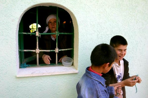 Ubijanje žena i djece je zabranjeno, ali su mnogi prinuđeni da se kriju i ostaju zatvoreni u kućama; ilustracija: Reuters Ubijanje žena i djece je zabranjeno, ali su mnogi prinuđeni da se kriju i ostaju zatvoreni u kućama; ilustracija: Reuters