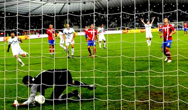 Nemanja Vidić i Samir Handanovič; foto: Reuters Nemanja Vidić i Samir Handanovič; foto: Reuters