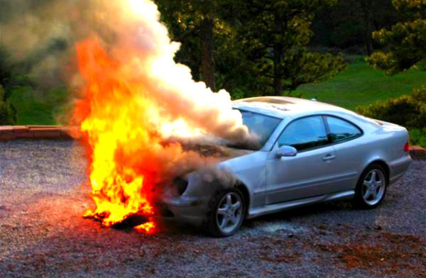 'Imam dugove, život mi je grozan i oni s luksuznim automobilima, koji žive bolje, to su i zaslužili', rekao je uhapšeni mladić; ilustracija: Newestindustry.org 'Imam dugove, život mi je grozan i oni s luksuznim automobilima, koji žive bolje, to su i zaslužili', rekao je uhapšeni mladić; ilustracija: Newestindustry.org