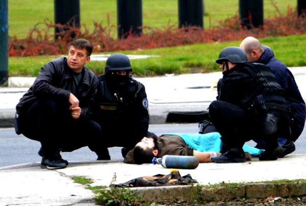 Ranjeni napadač Mevlid Ja&scaron;arević; foto: Reuters