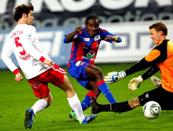 Adnan Zahirović u borbi za loptu sa Seydouom Doumbijom, najboljim strijelcem ruskog prvenstva; foto: Championat.ru