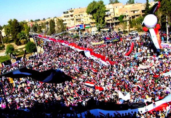Pristalice Bashar al-Assada danas na ulicama grada Deir al-Zoura; foto: Reuters Pristalice Bashar al-Assada danas na ulicama grada Deir al-Zoura; foto: Reuters