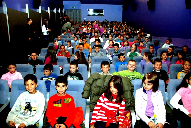 Djeca na projekciji filma u Prijedoru; Foto: SRNA Djeca na projekciji filma u Prijedoru; Foto: SRNA