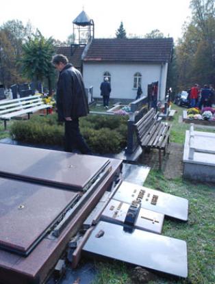 Oskrnavljeno katoličko groblje u Bistarcu/ foto: Dnevni avaz Oskrnavljeno katoličko groblje u Bistarcu/ foto: Dnevni avaz