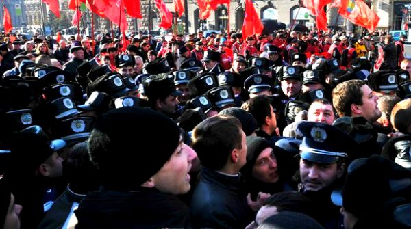 Kijev: Grupe nacionalista su pokušale da spriječe defile komunista i sukobili su se sa svojim protivnicima koji su nosili slike Lenjina i Staljina, kao i crvene zastave; foto: Getty Images Kijev: Grupe nacionalista su pokušale da spriječe defile komunista i sukobili su se sa svojim protivnicima koji su nosili slike Lenjina i Staljina, kao i crvene zastave; foto: Getty Images