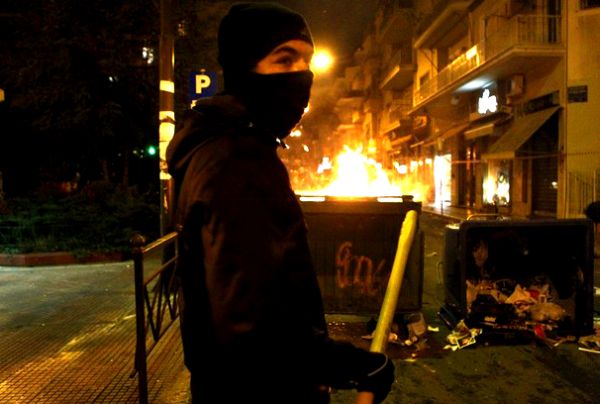 Oko 60 osoba uhapšeno je i privedeno na ispitivanje, da bi se utvrdilo da li su učestvovali u napadu na policajce u četvrtak u centru Atine; foto: Reuters Oko 60 osoba uhapšeno je i privedeno na ispitivanje, da bi se utvrdilo da li su učestvovali u napadu na policajce u četvrtak u centru Atine; foto: Reuters