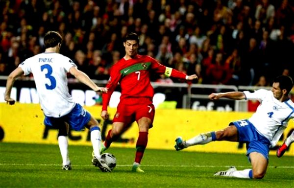 Cristiano Ronaldo između Sa&scaron;e Papca i Emira Spahića; foto: AP