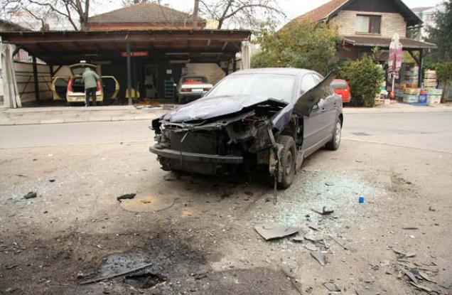 Vozilo pasat pod koje je postavljena eksplozivna naprava u banjalučkom naselju Borik Vozilo pasat pod koje je postavljena eksplozivna naprava u banjalučkom naselju Borik