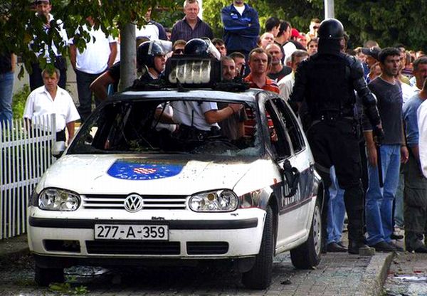 Neredi u Širokom Brijegu u kojima je smrtno stradao navijač Sarajeva Vedran Puljić; foto: Reuters Neredi u Širokom Brijegu u kojima je smrtno stradao navijač Sarajeva Vedran Puljić; foto: Reuters