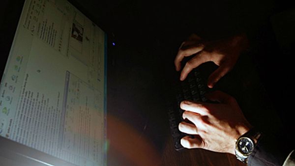Istražitelji su utvrdili i da je prijavljeni, u periodu od nekoliko godina, koristeći visokosofisticirane računarske programe neovlašteno pristupao e-mailovima zasad neidentificiranih državljana SAD-a; ilustracija: News.sky.com Istražitelji su utvrdili i da je prijavljeni, u periodu od nekoliko godina, koristeći visokosofisticirane računarske programe neovlašteno pristupao e-mailovima zasad neidentificiranih državljana SAD-a; ilustracija: News.sky.com