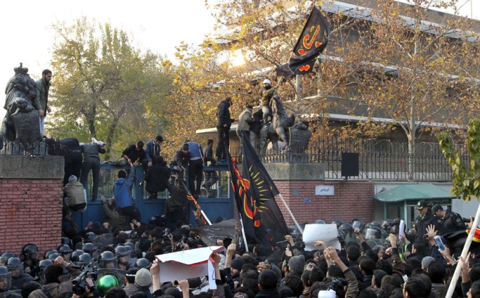 Više desetina Iranaca ušlo je danas, bez policijske intervencije, u ambasadu Velike Britanije u Teheranu i britansku zastavu zamenilo iranskom Više desetina Iranaca ušlo je danas, bez policijske intervencije, u ambasadu Velike Britanije u Teheranu i britansku zastavu zamenilo iranskom