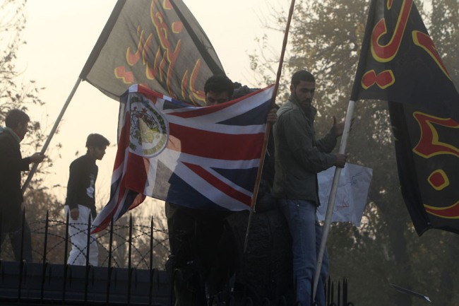 Više desetina Iranaca ušlo je danas, bez policijske intervencije, u ambasadu Velike Britanije u Teheranu i britansku zastavu zamenilo iranskom Više desetina Iranaca ušlo je danas, bez policijske intervencije, u ambasadu Velike Britanije u Teheranu i britansku zastavu zamenilo iranskom