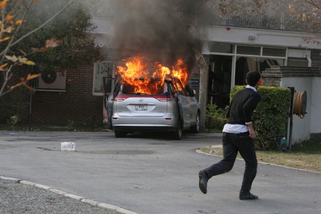 Više desetina Iranaca ušlo je danas, bez policijske intervencije, u ambasadu Velike Britanije u Teheranu i britansku zastavu zamenilo iranskom Više desetina Iranaca ušlo je danas, bez policijske intervencije, u ambasadu Velike Britanije u Teheranu i britansku zastavu zamenilo iranskom